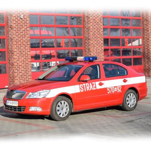 samochód pożarniczy, czerwony, operacyjny, ustawiony przed garażem, KP PSP Płońsk, 2020 r.