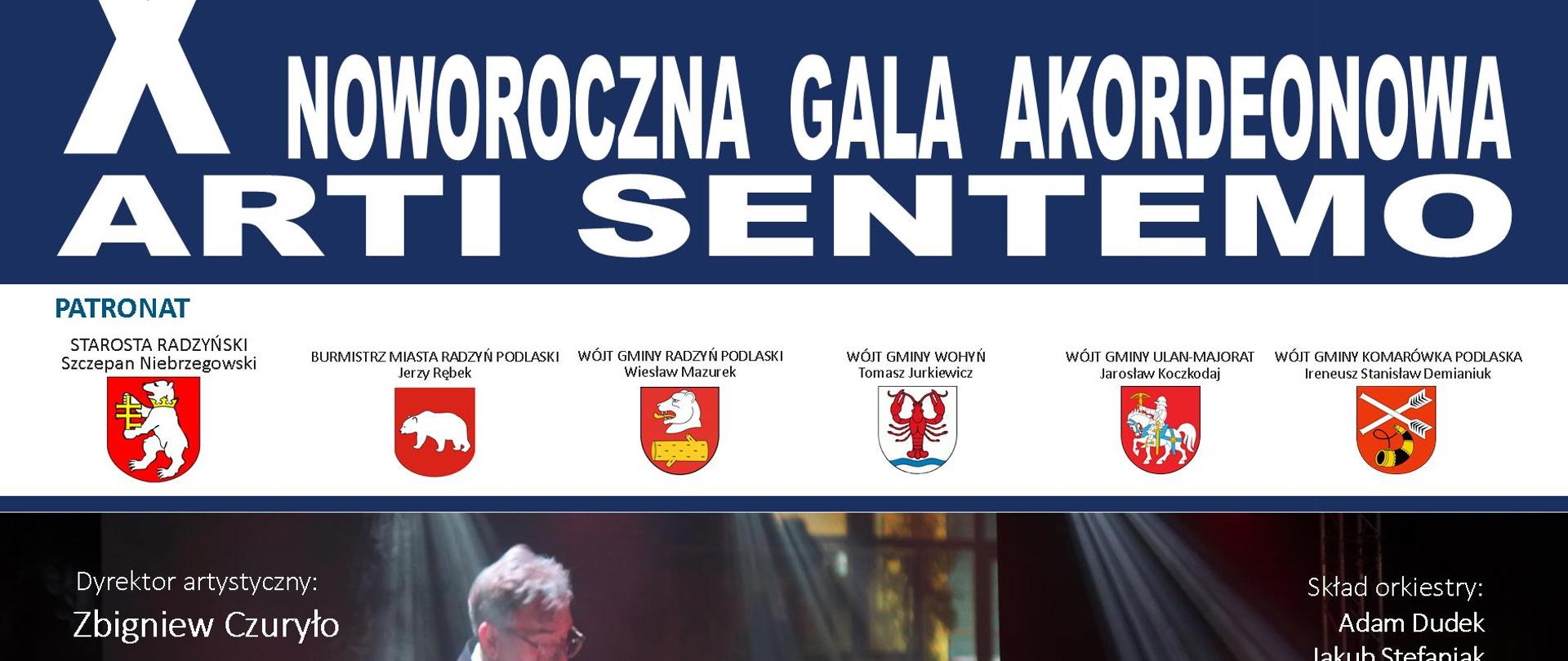 na górze na niebieskim tle duzy napis X Noworoczna Gala Akordeonowa Arti Sentemo, pod spodem na białym tle Patronat- wyszczególnienie.Poniżej na czarnym tle zdjęcie wszystkich członków orkiestry - siedzą na scenie i grają u góry dyrygent. Z lewej strony imienny skład orkiestry, z prawej imiennie nazwisko dyrektora artystycznego.Pod spodem na niebieskim tle szczegóły wydarzenia data , miejsce oraz miejsca nabycia wejściówek.Na samym dole na białym tle wyszczególnieni są sponorzy i ich loga.