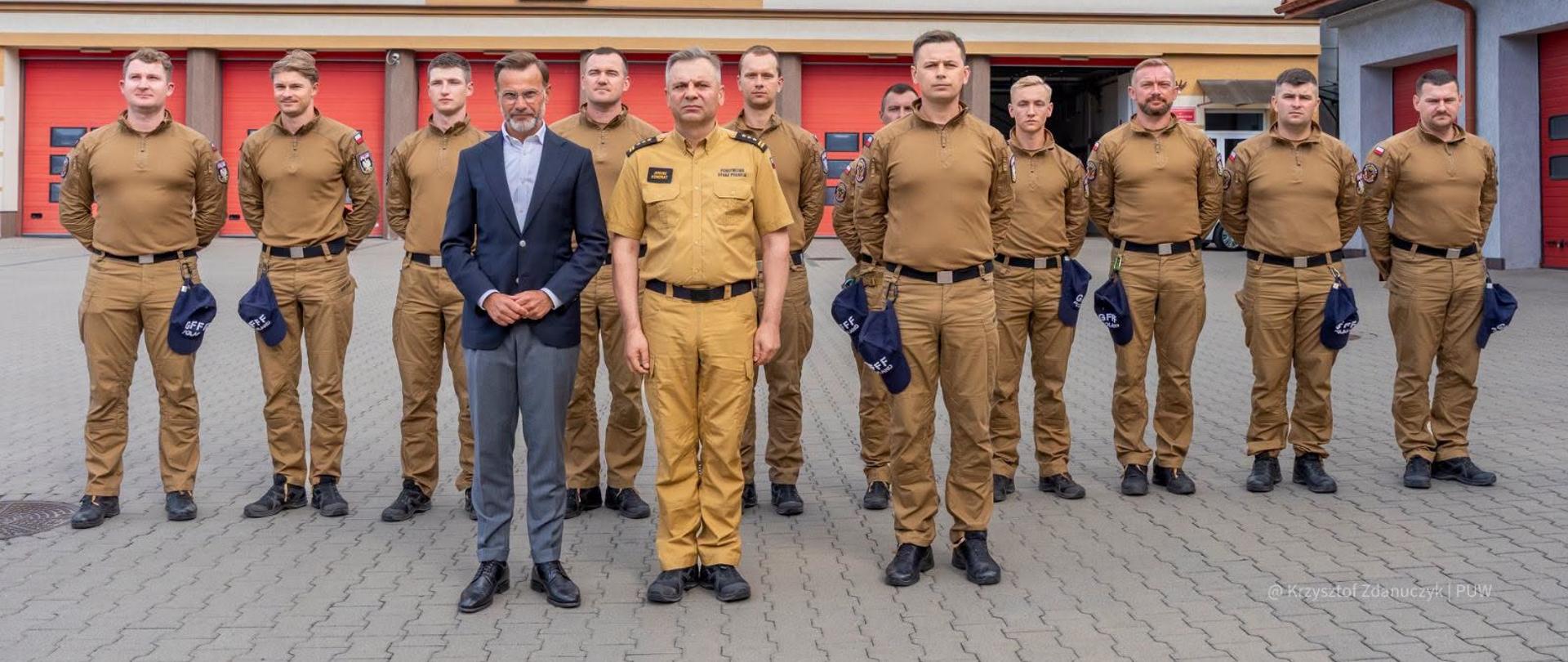 Podlascy strażacy powrócili z działań w ramach GFFF Poland w Hiszpanii - zdjęcie grupowe strażaków z wojewodą podlaskim 