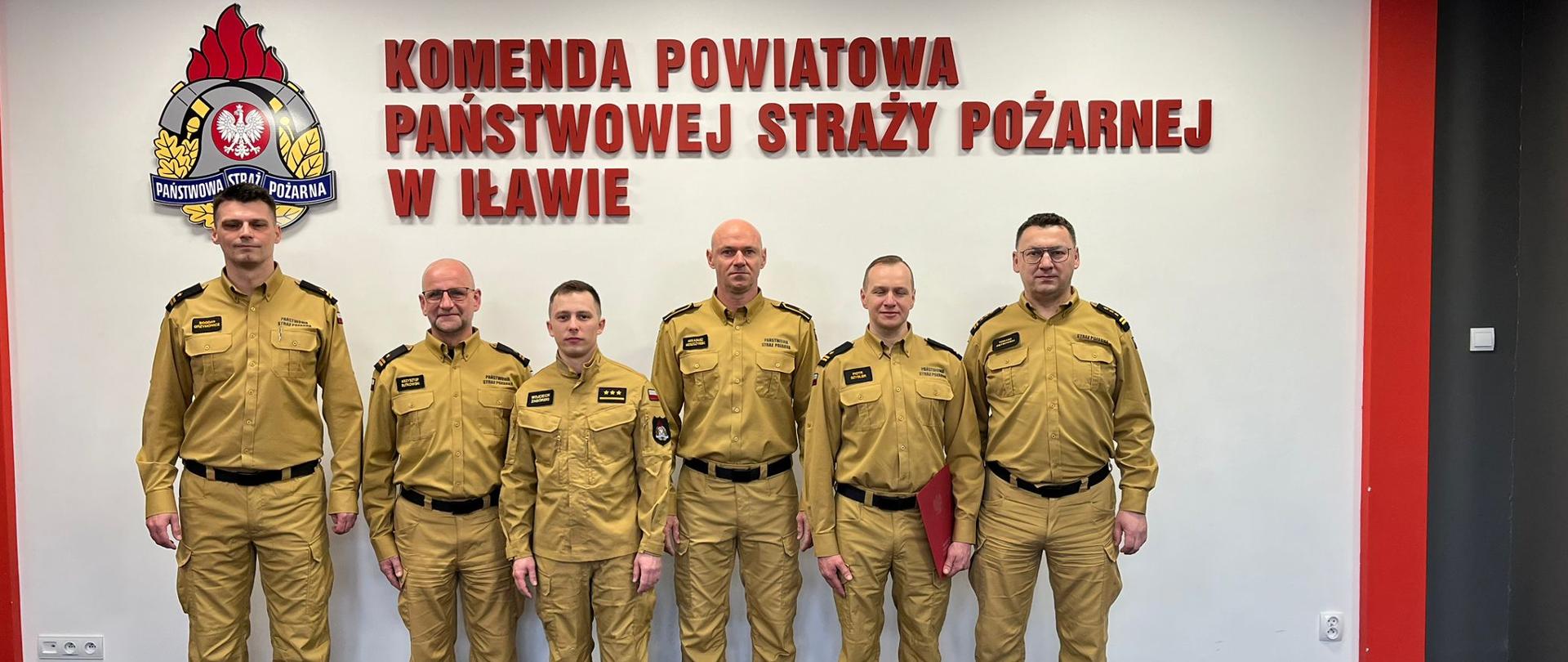 Pamiątkowe zdjęcie awansowanych. 