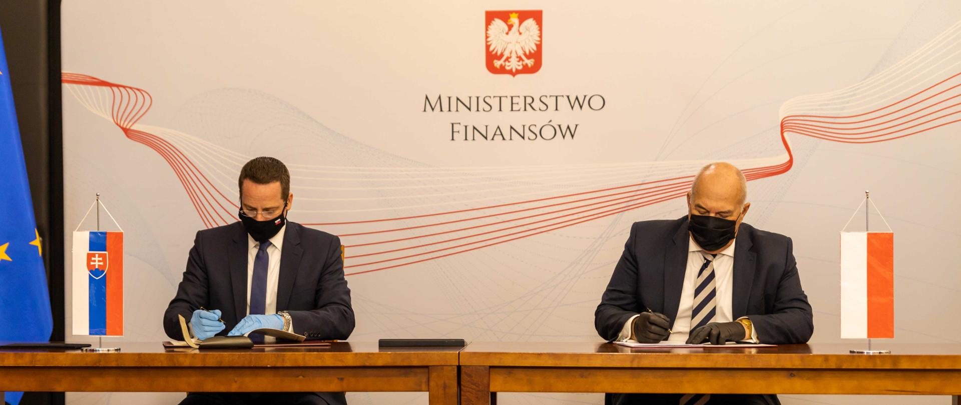 Minister finansów, funduszy i polityki regionalnej Tadeusz Kościński i ambasador Republiki Słowacji w Polsce Andrej Droba podpisują umowę o współpracy