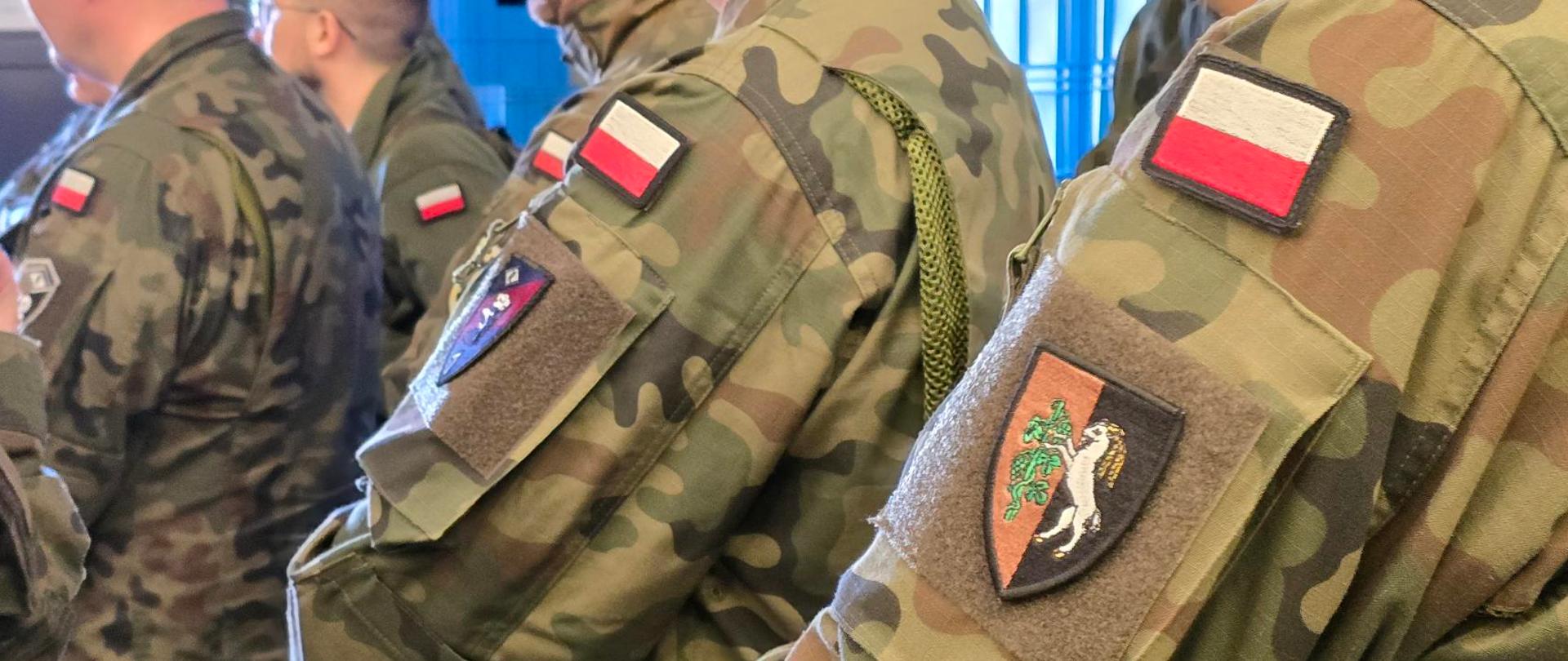 na zdjęciu żołnierze w Centrum Zarządzania Ruchem i laboratorium drogowe odwiedzili przedstawiciele wojska - Dowódcy z Kompanii regulacji ruchu i Szefowie Sekcji Kierowania ruchem z Wojskowej Komendy Transportu. fot. Magda Szumiata/GDDKIA