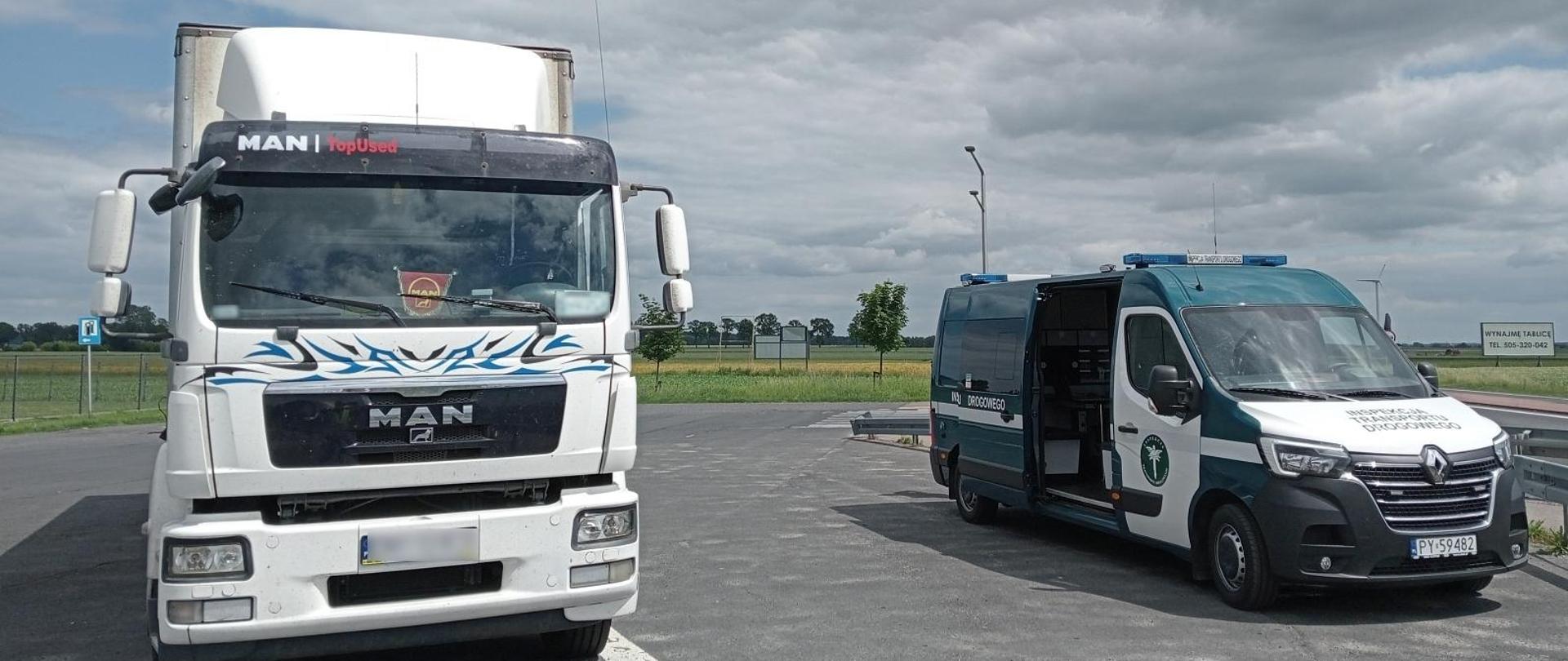 Na punkcie kontrolnym stojące obok siebie: biały kontrolowana ciężarówka oraz zielony bus inspekcji z otwartymi bocznymi drzwiami 