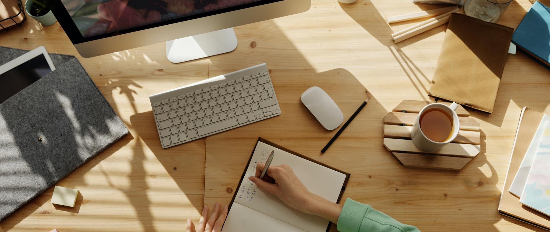 Praca w upale - na zdjęciu osoba przy komputerze w słońcu