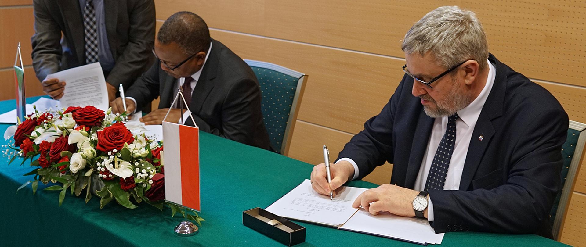 Signing the Memorandum