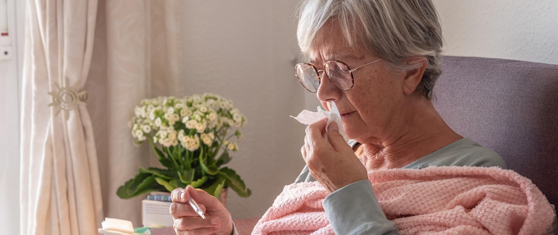 starsza kobieta chorująca na grypę