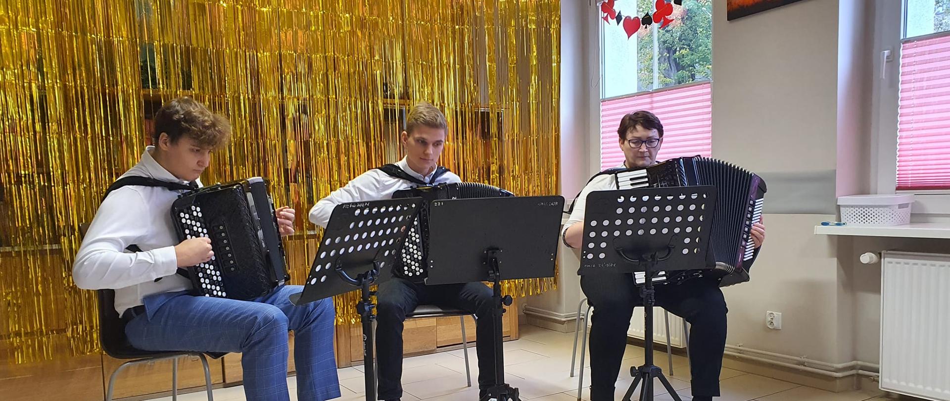 Zdjęcie z uczniami grającymi na akordeonie wraz z Panią Małgorzatą Drelich, nauczycielem gry na akordeonie w PSM I st. w Świnoujściu.