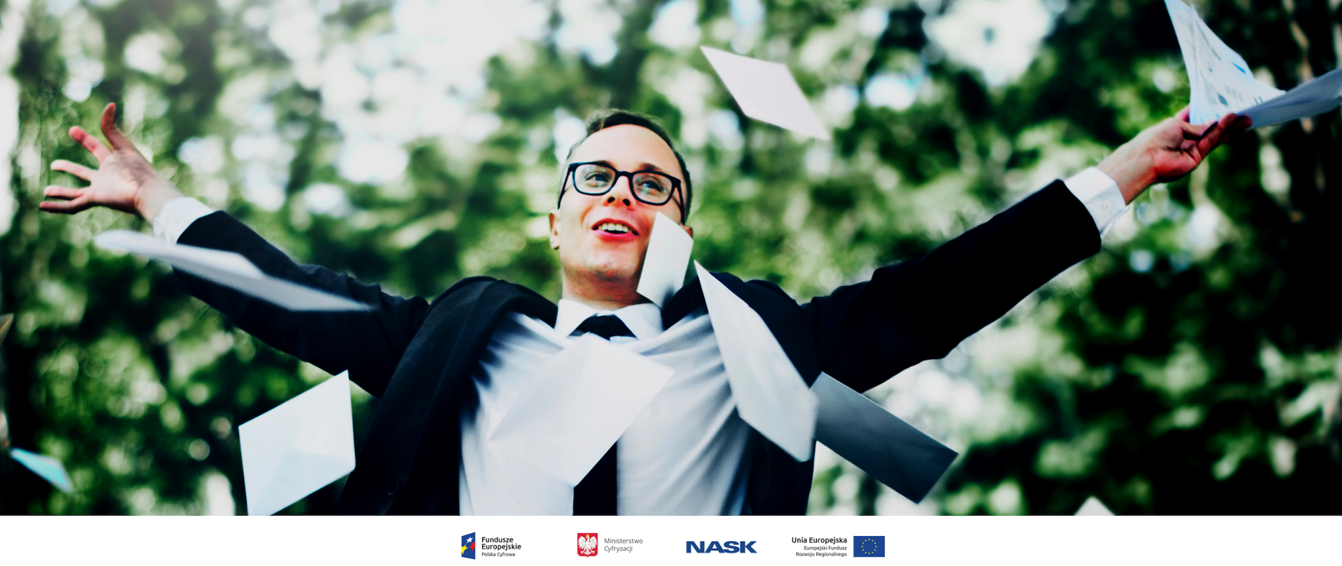 Mężczyzna rozrzucający kartki