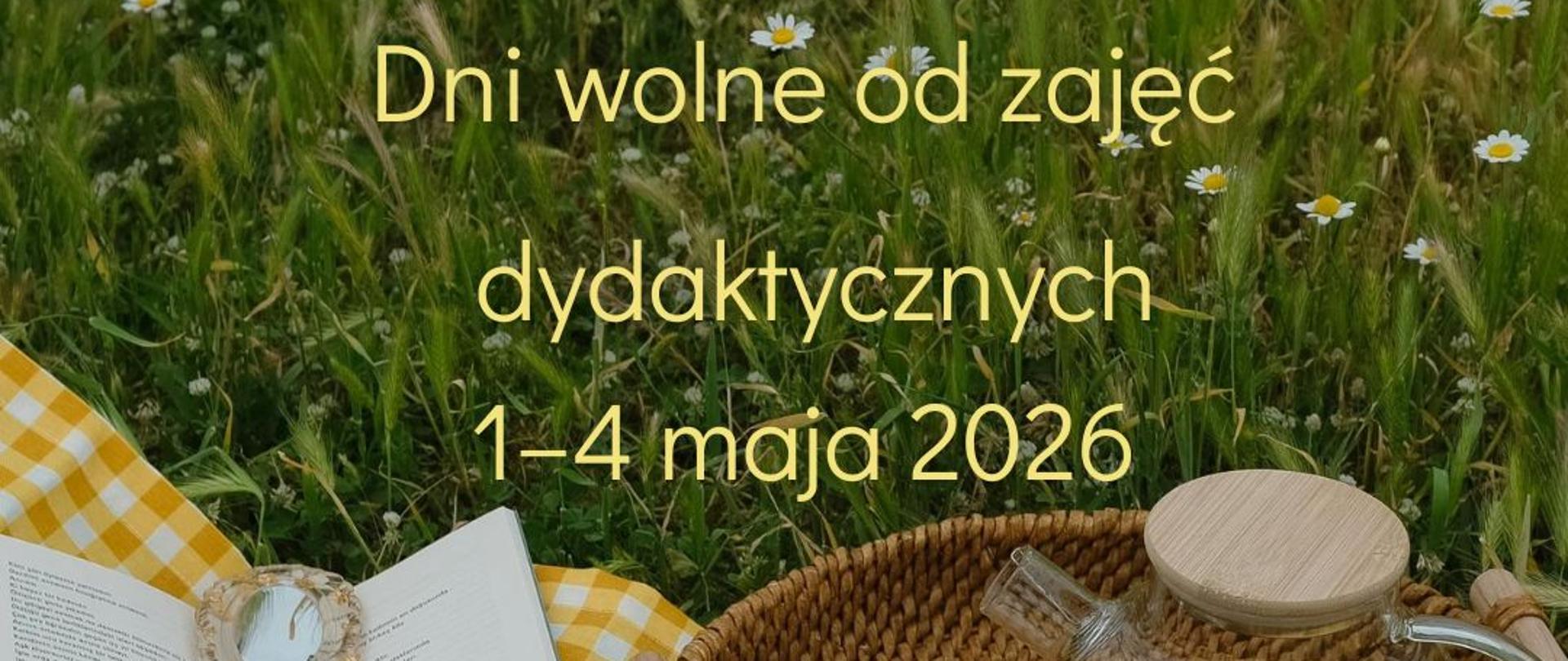 zdjęcie przedstawia chyba pole z źdźbłami pszenicy jeszcze małej a na pszenicy leży serwetka w żółtą kratkę na której leży koszyczek w którym jest dzbanek z herbatą. Obok dzbanka leży książka z lustereczkiem wewnątrz.