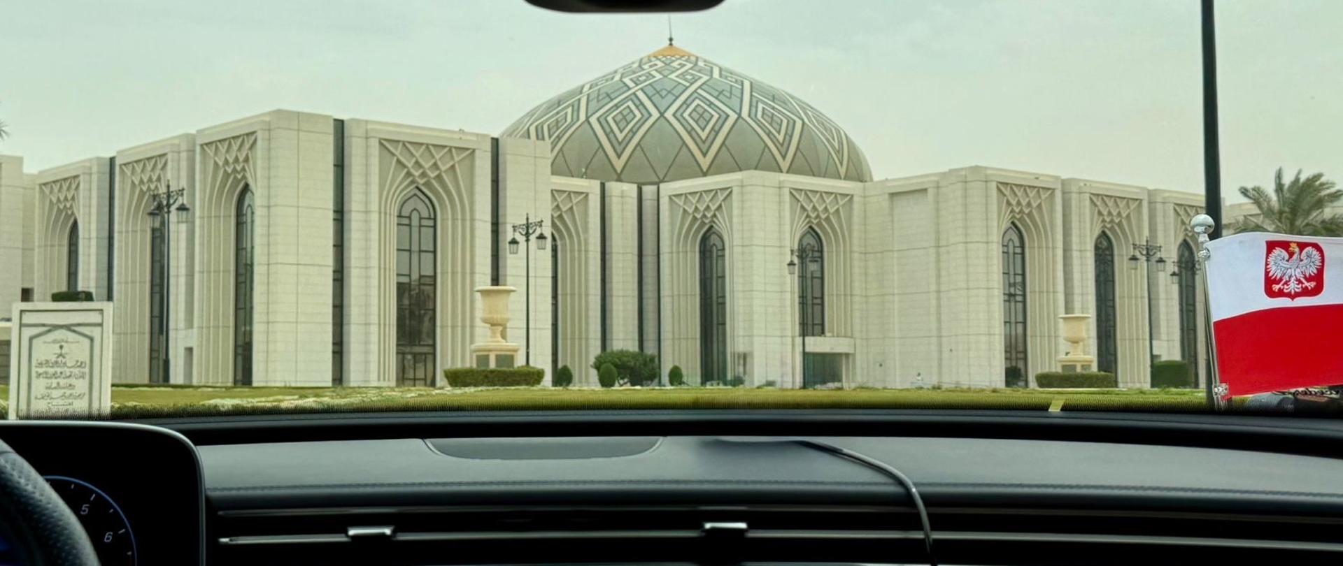 Wjazd Ambasadora RP na teren Shura Council w Rijadzie.