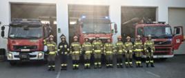 Strażacy z JRG 5 oddają hołd powstańcom warszawskim - zbiórka przed pojazdami ratowniczymi