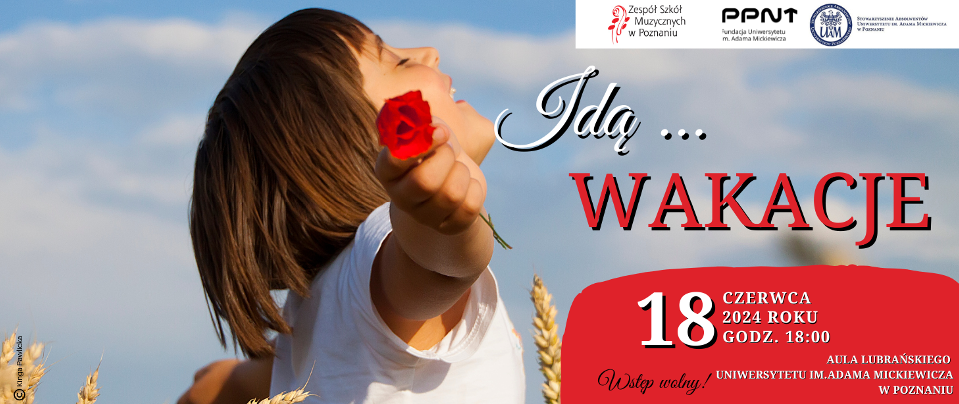 Plakat na tle zdjęcia szczęśliwej dziewczynki trzymającej w ręce mak. Idą wakacje - 18 czerwca 2024 roku, godz. 18:00, Aula Lubrańskiego. Wstęp wolny. Graf. Kinga Pawlicka