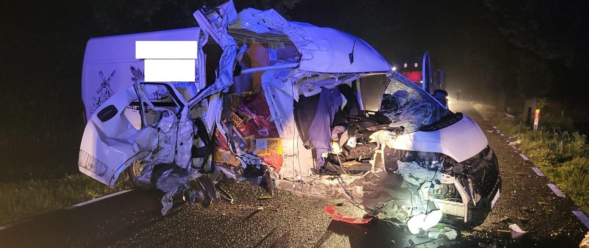 Mocno uszkodzony prawy bok pojazdu, jest ciemno
