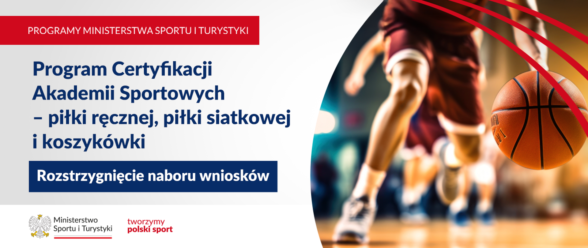 Grafika do programu certyfikacji akademii sportowych. Po prawej stronie zdjęcie koszykarza na parkiecie w czerwonym ubraniu, po lewej stronie nazwa programu, w dolnym lewym rogu logo ministerstwa oraz slogan