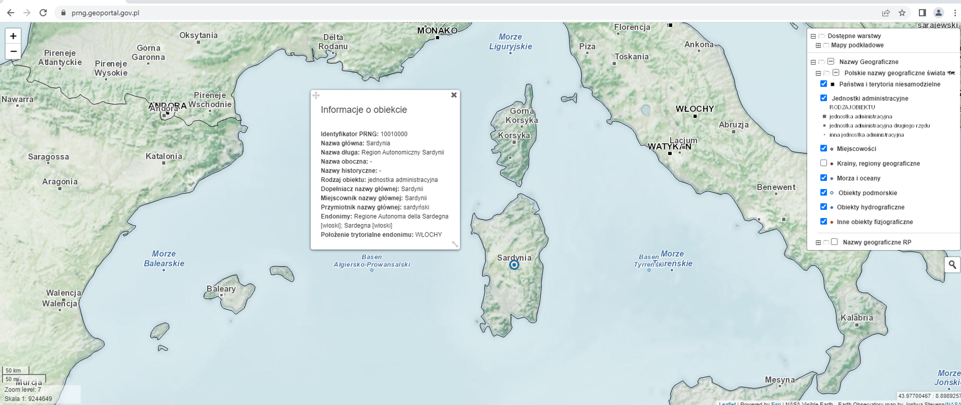 Ilustracja przedstawiająca zrzut ekranu z aplikacji mapowej prezentującej rejestr polskich nazw geograficznych świata ze zlokalizowaną nazwą Sardynia wraz z atrybutami. 