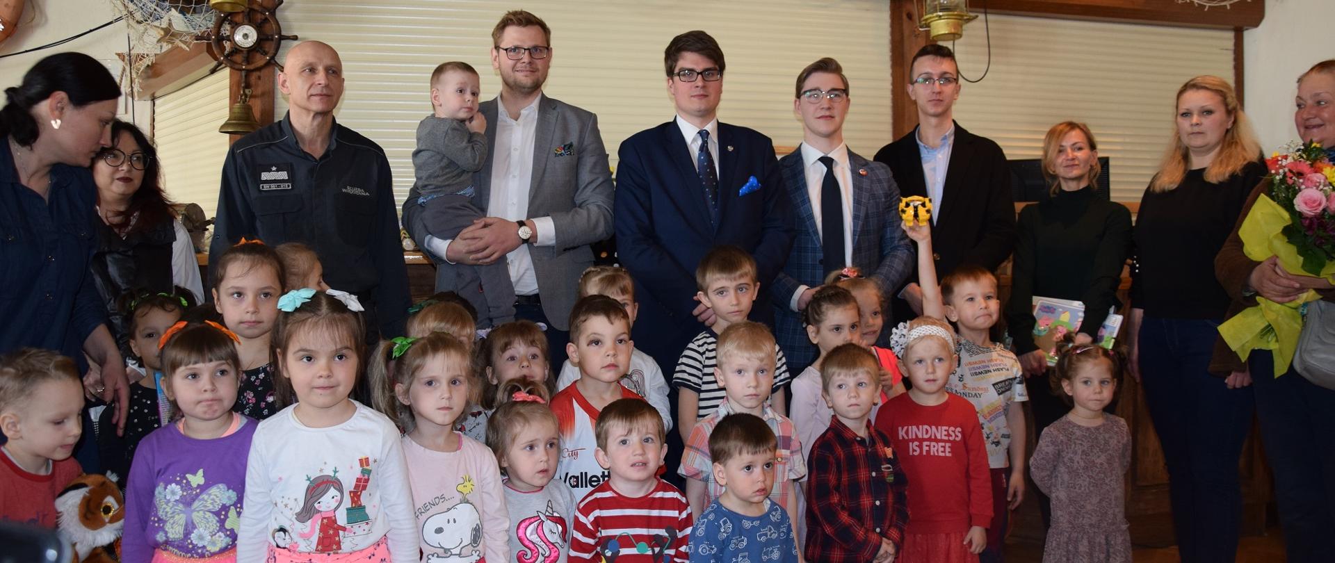 Wiceminister Michał Woś przekazał świąteczne prezenty dzieciom – uchodźcom z Ukrainy