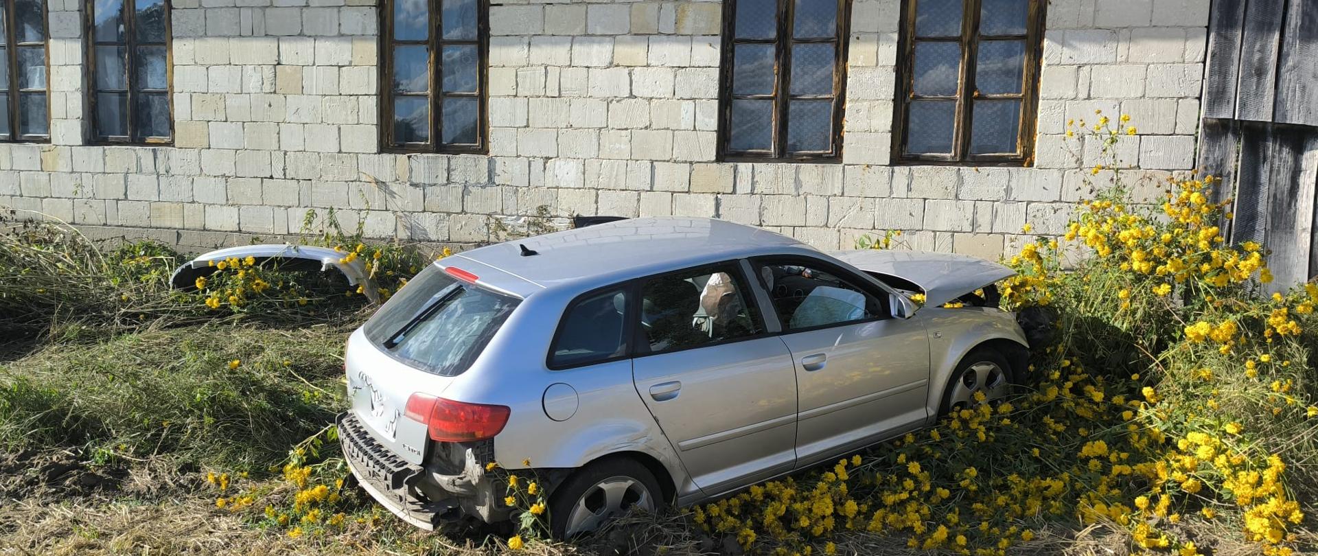 Samochód osobowy wjechał w budynek mieszkalny