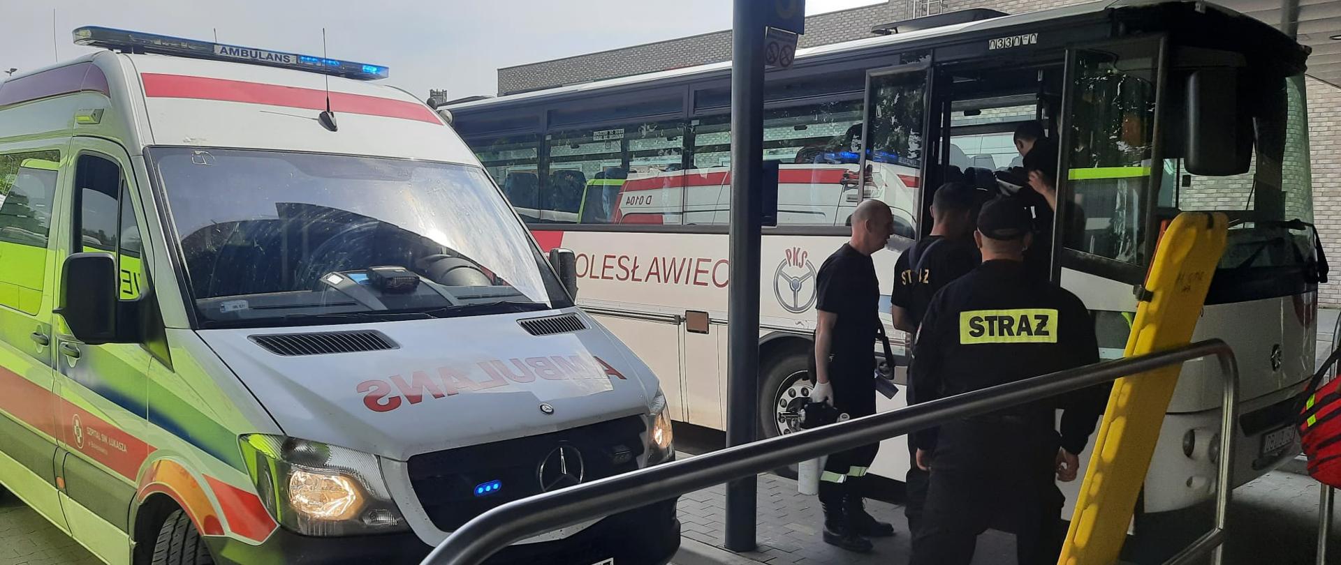Karetka, autobus i strażacy prowadzący akcję ratowniczą