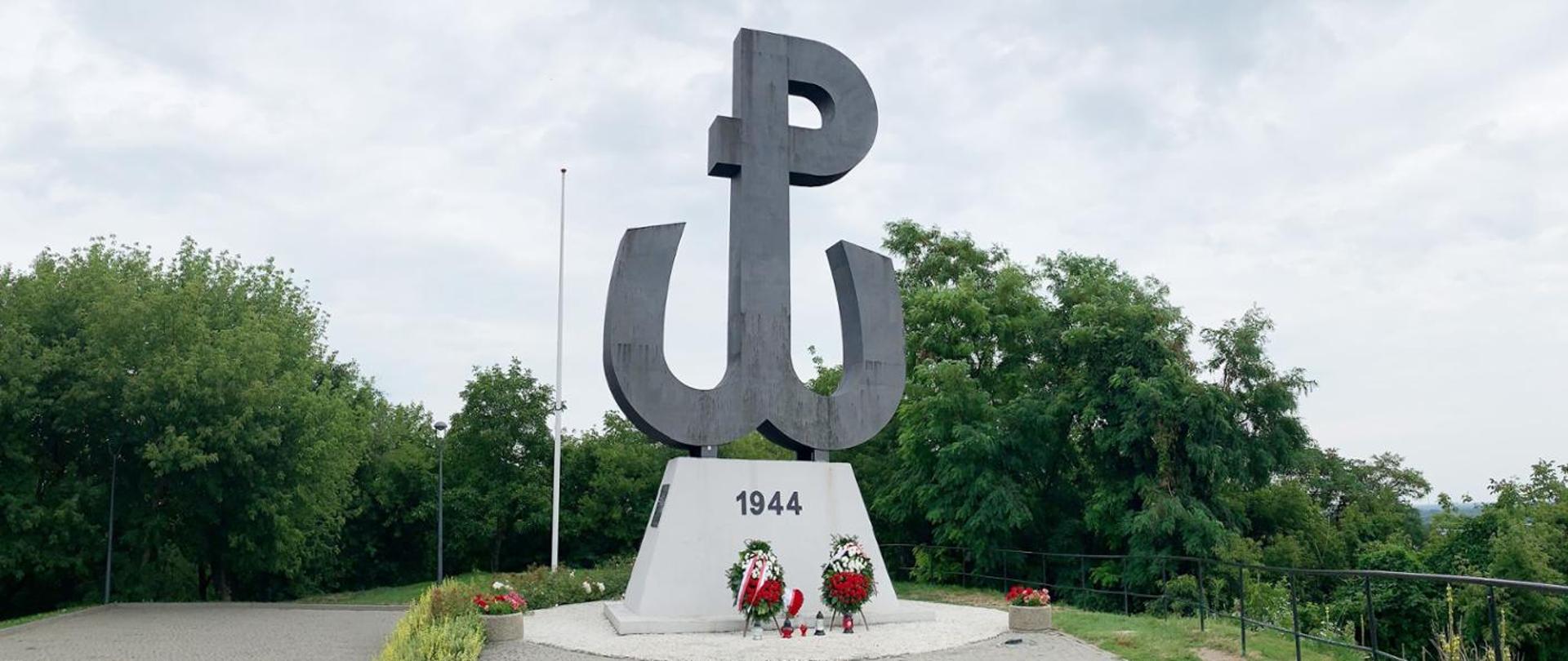 W 77. rocznicę wybuchu Powstania Warszawskiego strażacy w całym kraju oddają hołd Powstańcom