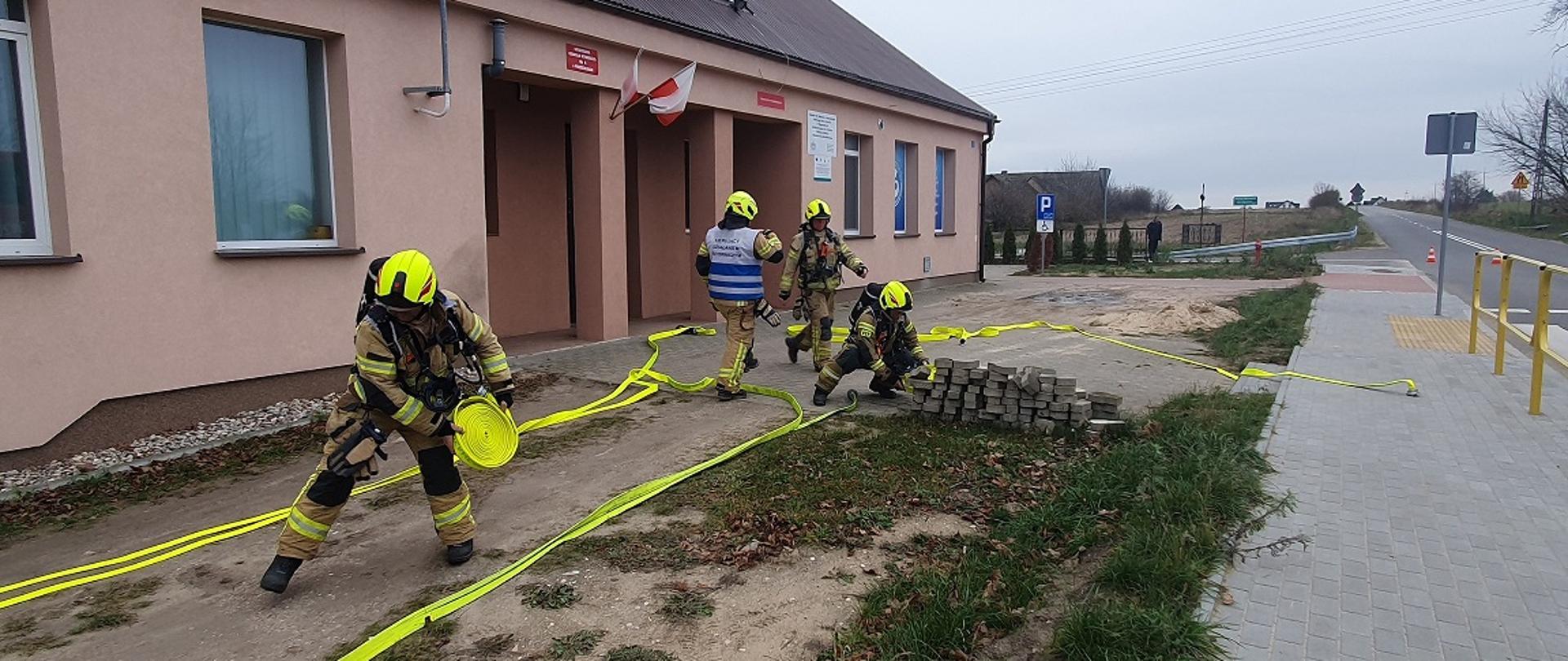 Strażacy podczas ćwiczeń