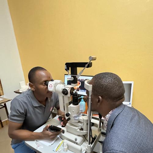 Lekarz bada wzrok mężczyzny za pomocą maszyny