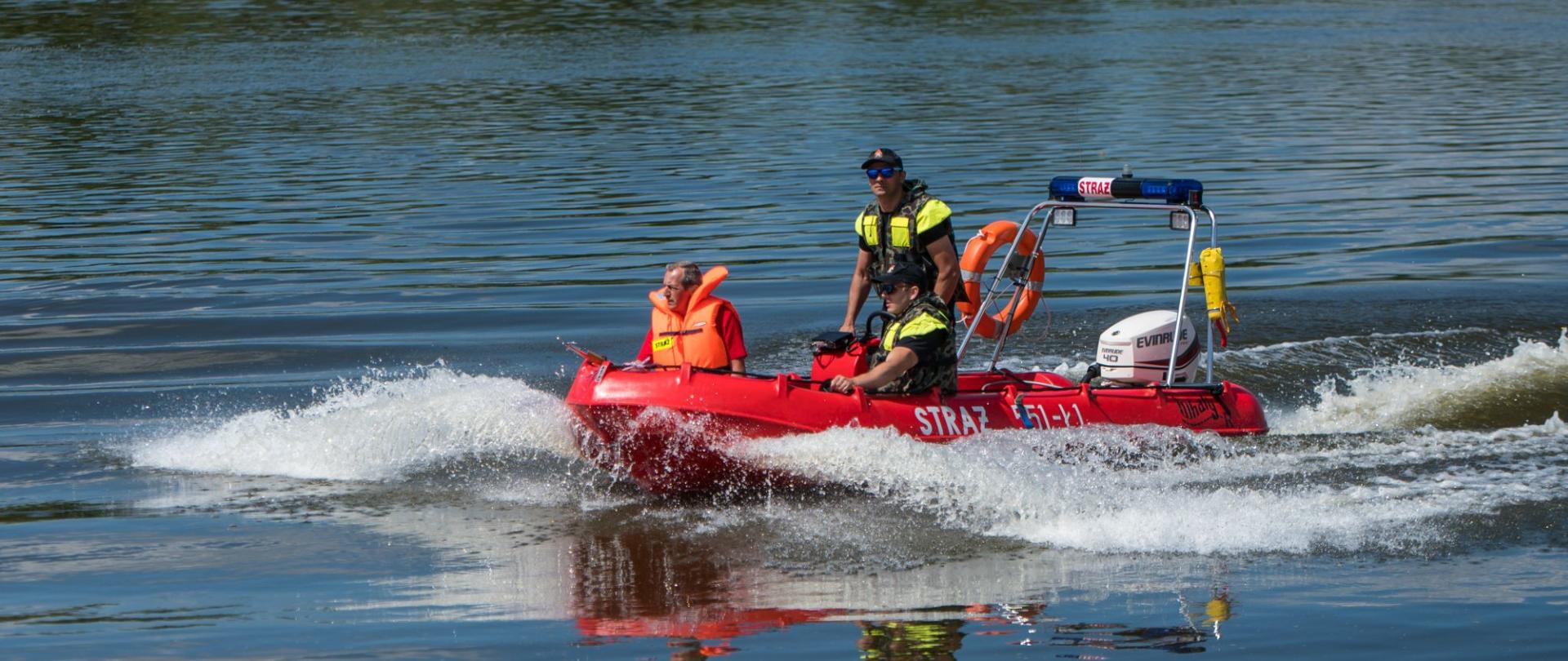 Na zdjęciu strażacy w łodzi ratowniczej płynący rz. Wisła