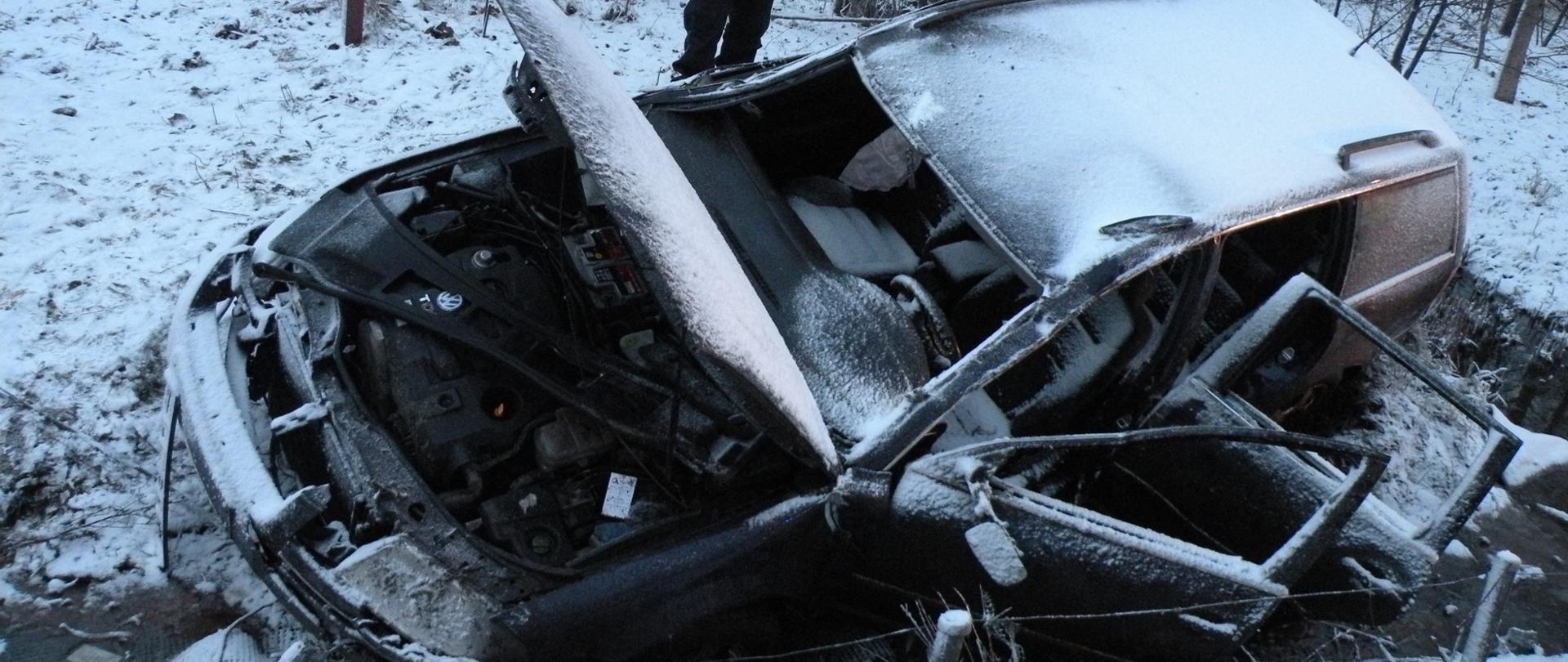 że samochód osobowy znajduje się w przydrożnym rowie.