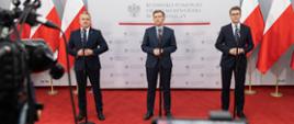 Minister-członek Rady Ministrów Łukasz Schreiber, sekretarz stanu w KPRM, rzecznik prasowy rządu Piotr Müller oraz Wojewoda Kujawsko-Pomorski Mikołaj Bogdanowicz na konferencji Polski Ład dla samorządów