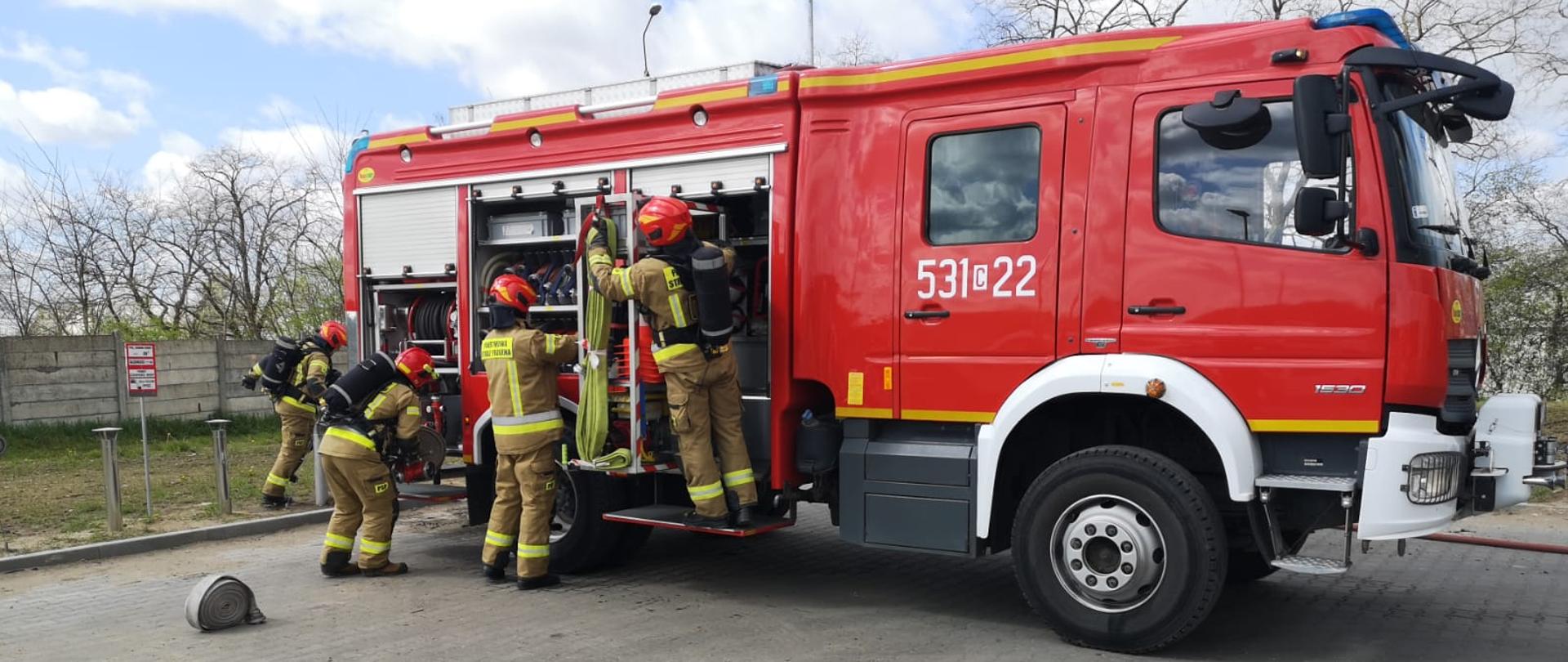 Na zdjęciu funkcjonariusze z Jednostki Ratowniczo-Gaśniczej w Świeciu przygotowujący się do wykonania założenia podczas inspekcji gotowości operacyjnej