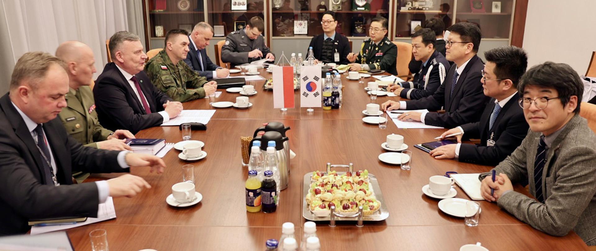 6 marca br. w siedzibie Ministerstwa Obrony Narodowej odbyło się kolejne ważne spotkanie bilateralne pomiędzy wiceministrem obrony narodowej, Pawłem Bejdą, a wiceministrem koreańskiej Agencji ds. Zakupów Obronnych (DAPA), p. Hyunki Cho. Wizyta delegacji Korei Południowej była kontynuacją procesu współpracy wojskowo-technicznej i przemysłowo-obronnej pomiędzy obu krajami.