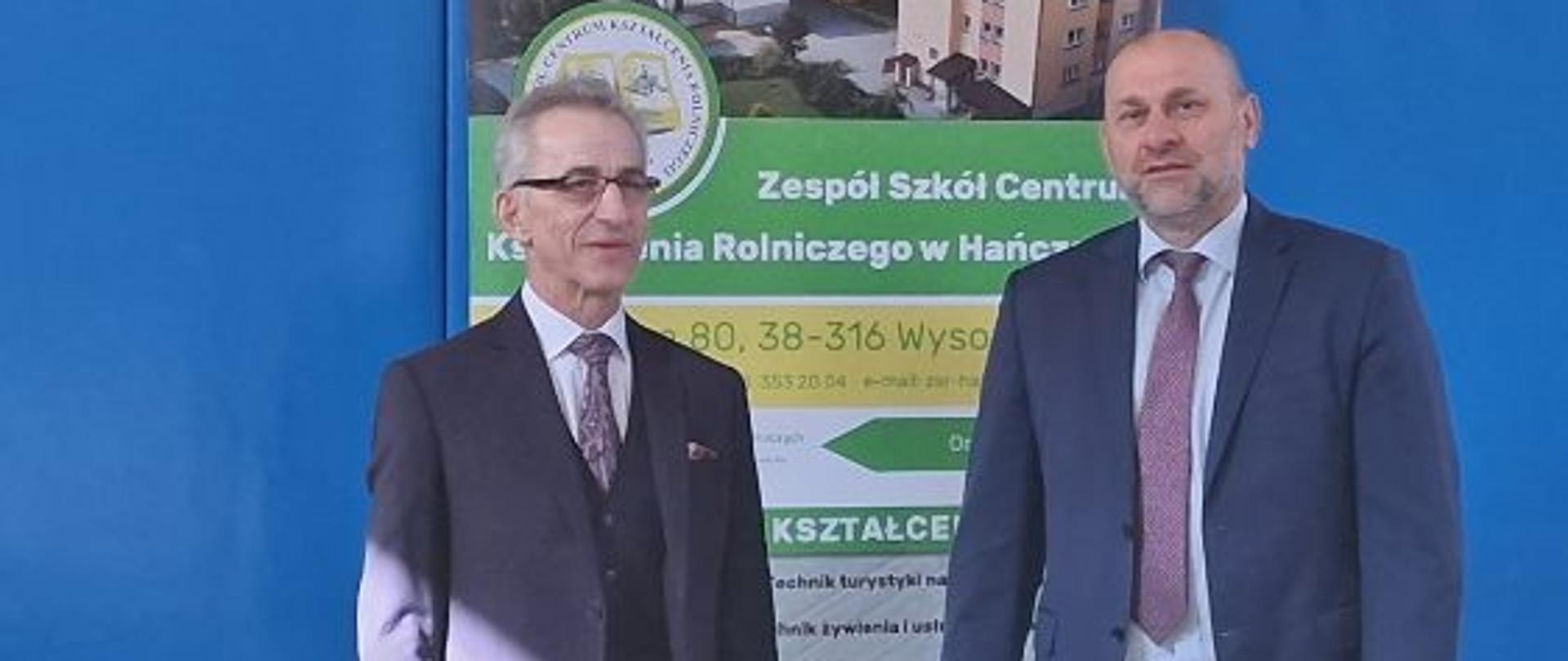 Dwóch mężczyzn na tle baneru