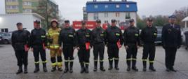 W szeregu stoi 9 strażaków w umundurowaniu koszarowym i umundurowaniu specjalnym, którzy otrzymali awanse służbowe. Z prawej strony szeregu stoi Z-ca Komendanta Powiatowego PSP w Zgorzelcu w umundurowaniu wyjściowym.