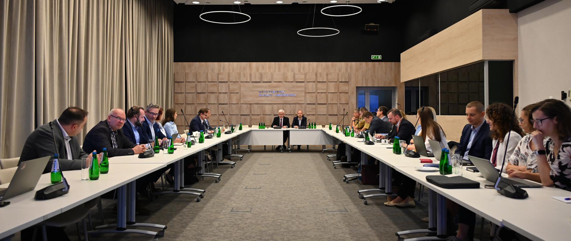 Zdjęcie do artykułu Wiceminister Ireneusz Zyska na Posiedzeniu Komitetu Sterującego Programu Rozwoju Elektromobilności