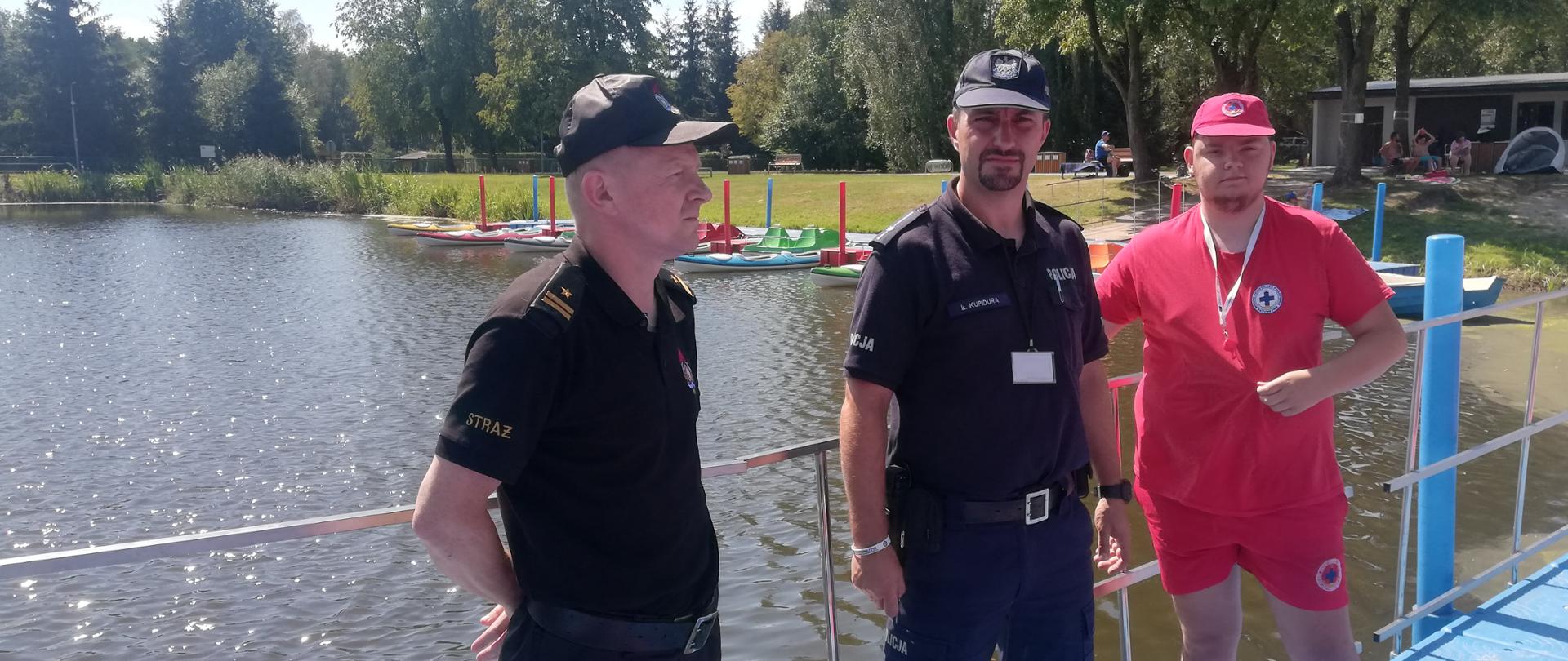 Funkcjonariusze patrolują zbiornik wodny