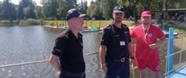 Funkcjonariusze patrolują zbiornik wodny
