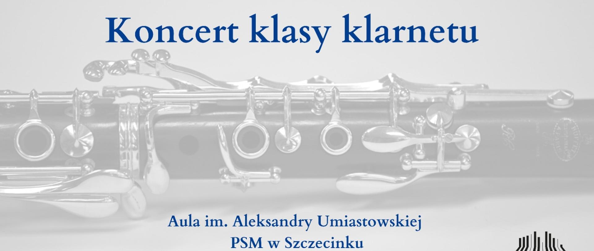 Baner w kolorze szarym. Od góry: pośrodku napis w kolorze granatowym „Koncert klasy klarnetu”. Poniżej zdjęcie klarnetu w pozycji poziomej rozciągnięte na całej długości plakatu. Pod zdjęciem pośrodku znajduję się napis w kolorze granatowym, informujący o miejscu wydarzenia „Aula im. Aleksandry Umiastowskiej PSM w Szczecinku”, poniżej w kolorze czarnym napis z adnotacją daty oraz godziny koncertu „12 stycznia 2023 godz. 17.00”. W prawym dolnym rogu logo Państwowej Szkoły Muzycznej im. Oskara Kolberga w Szczecinku.