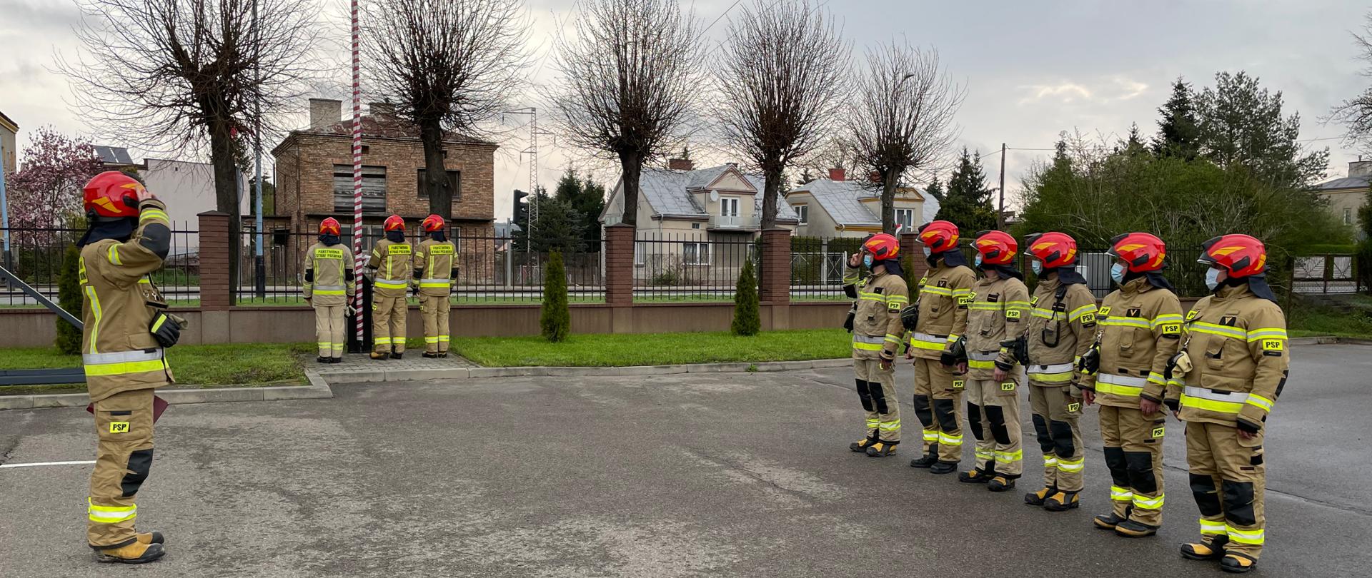 Na zdjęciu strażacy z JRG KP PSP w Jaśle stojący na placu przy komendzie na uroczystej zbiórce podczas podniesienia flagi 