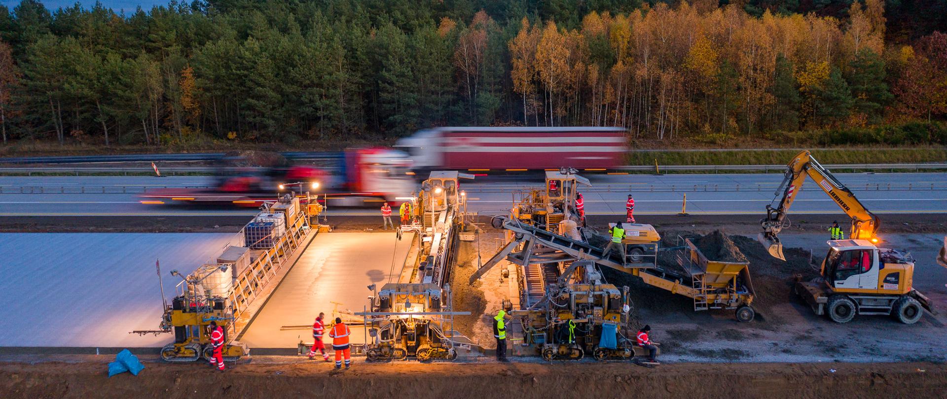 Układanie nawierzchni betonowej na odcinku A1 Kamieńsk - Radom