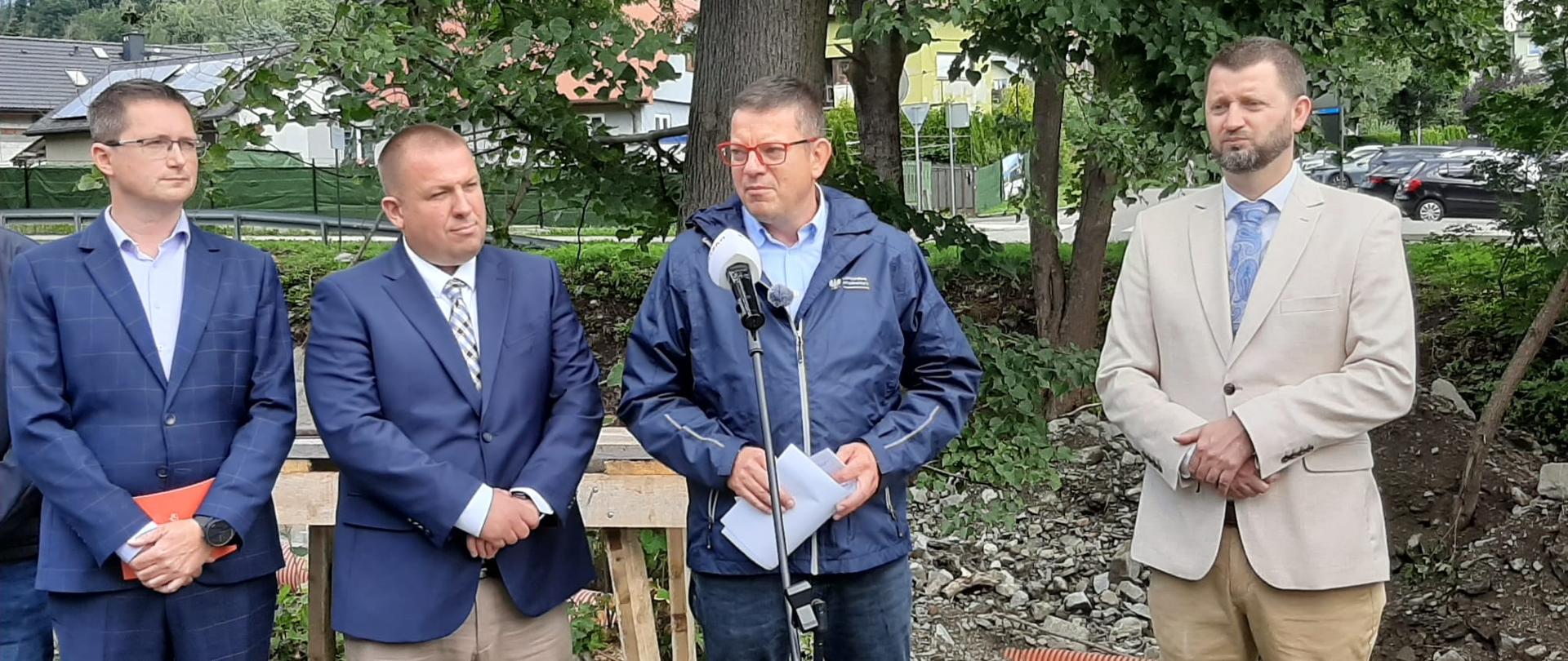 Wizyta Wiceministra Infrastruktury, Pana Przemysława Koperskiego w miejscowości Bystra w gminie Wilkowice z udziałem Jana Grygiera Dyrektora Wód Polskich w Gliwicach