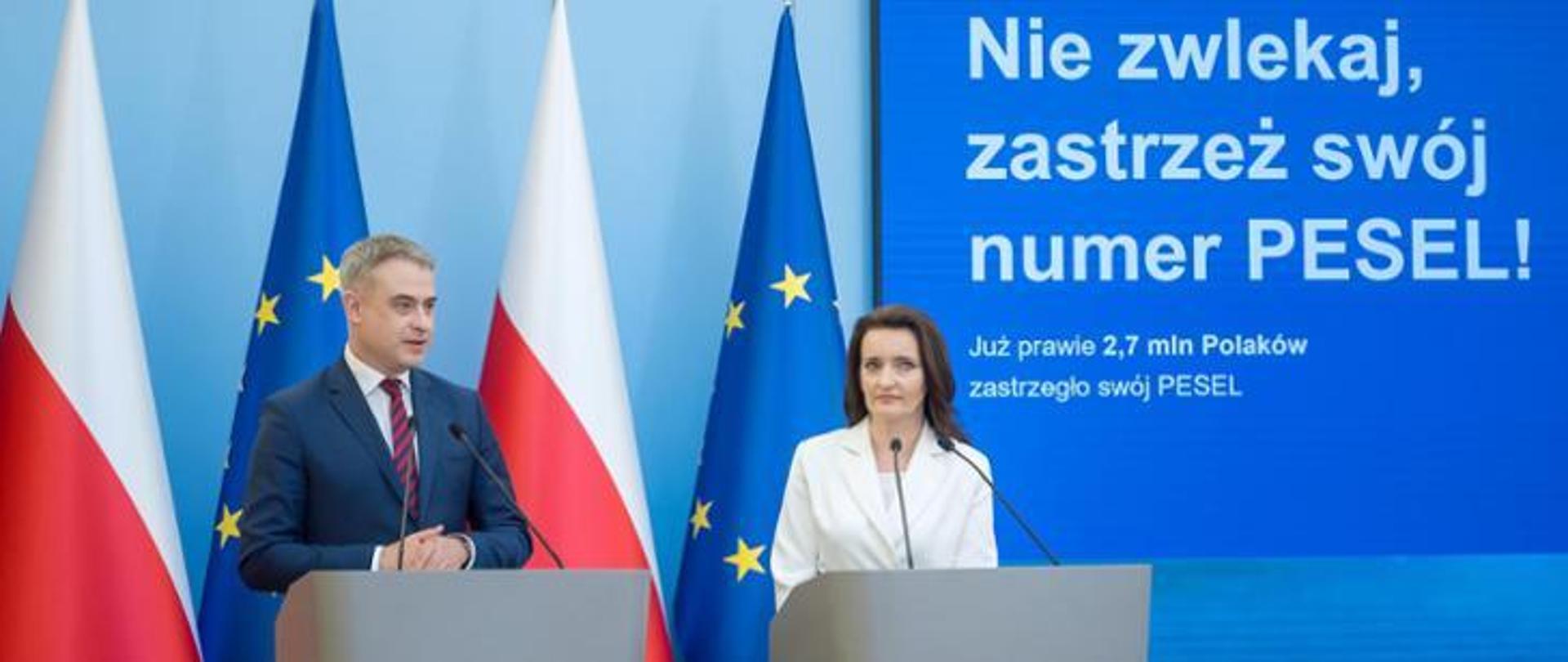 Zdjęcie premiera Krzysztofa Gawkowskiego na tle flag Polski oraz Unii Europejskiej 