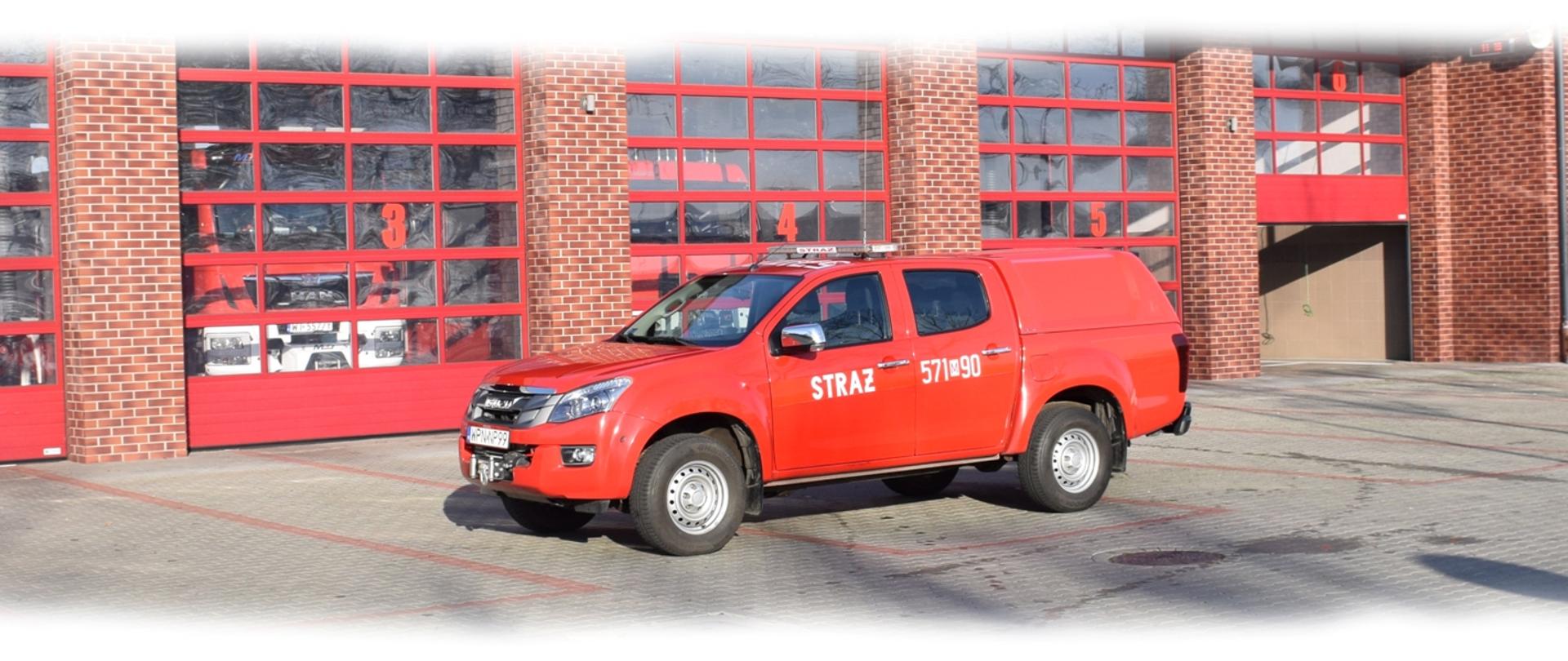samochód pożarniczy, czerwony, operacyjny, ustawiony przed garażem, KP PSP Płońsk, 2020 r.
