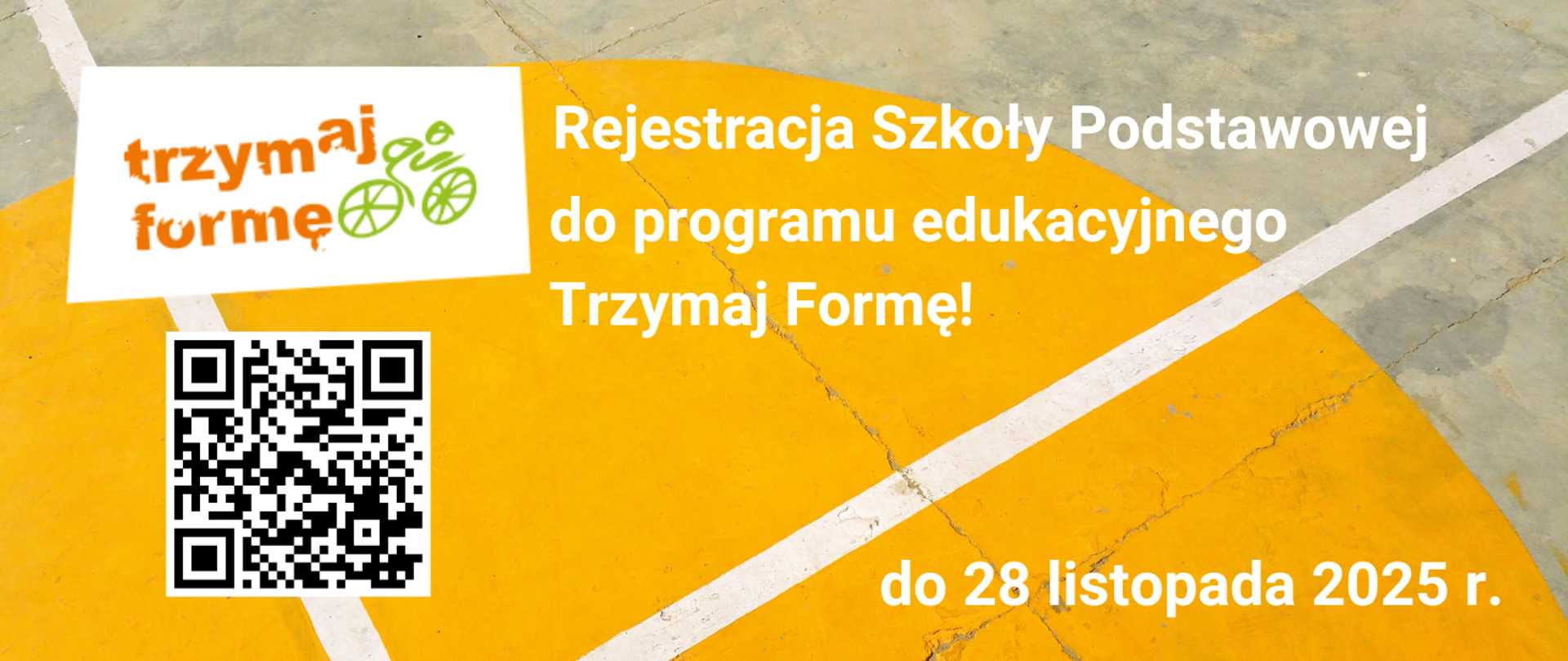 zdjęcie fragmentu płyty boiska szkolnego po lewej stronie logo programu Trzymaj formę (pomarańczowy tekst i zielony schematyczny jadący rowerzysta), poniżej kod QR do strony programu, po prawej stronie napisy białymi literami - treść: Rejestracja szkoły podstawowej do programu edukacyjnego Trzymaj Formę! do 28 listopada 2025 r.