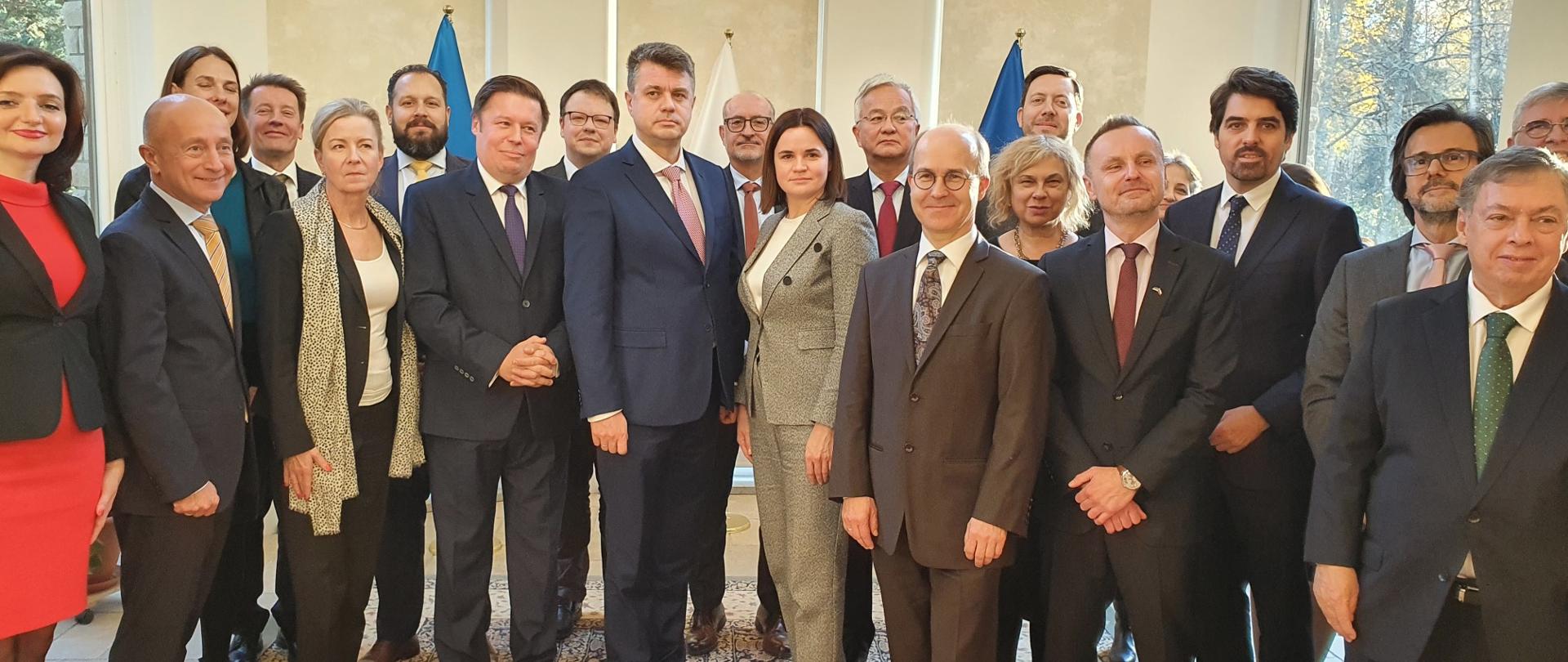 Spotkanie Korpusu Dyplomatycznego z ministrem spraw zagranicznych Estonii Urmasem Reinsalu oraz liderką białoruskiej opozycji Pania Swiatłaną Cichanouską w rezydencji Ambasadora Grzegorza Kozłowskiego, dziekana Korpusu.