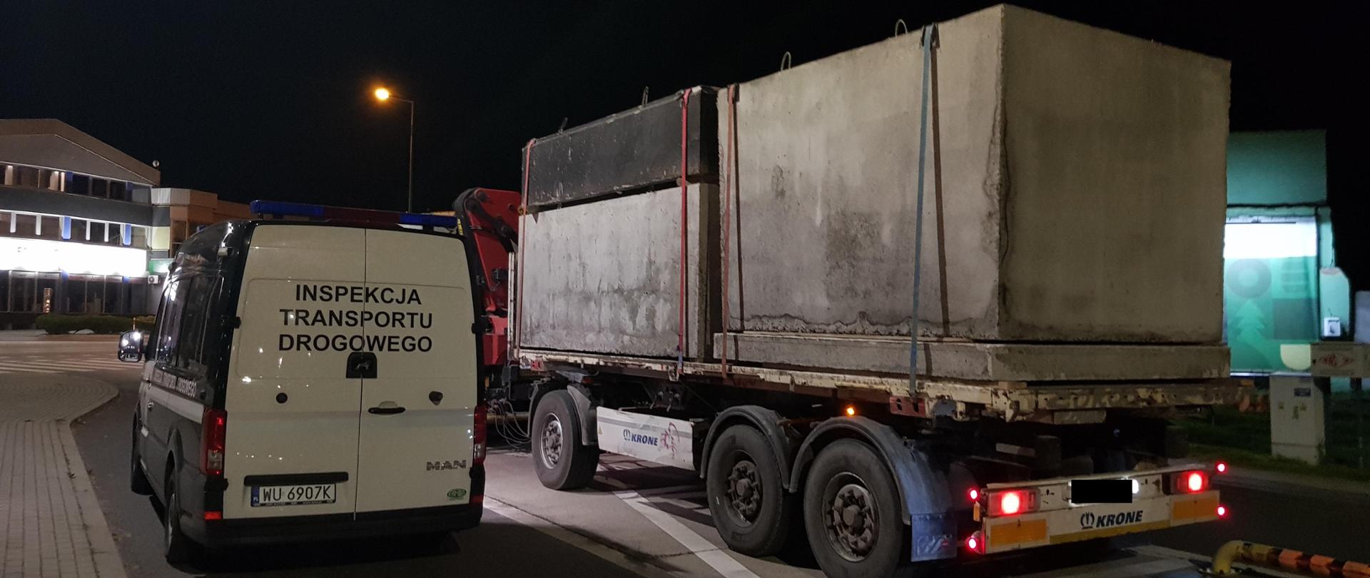 Pojazd przewożący zbiorniki betonowe