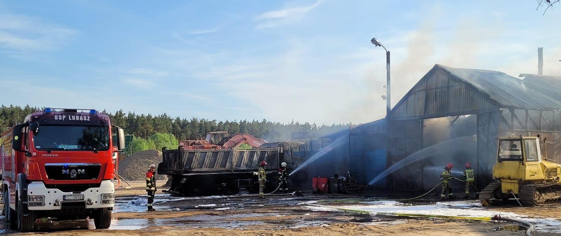 strażacy gaszący warsztat