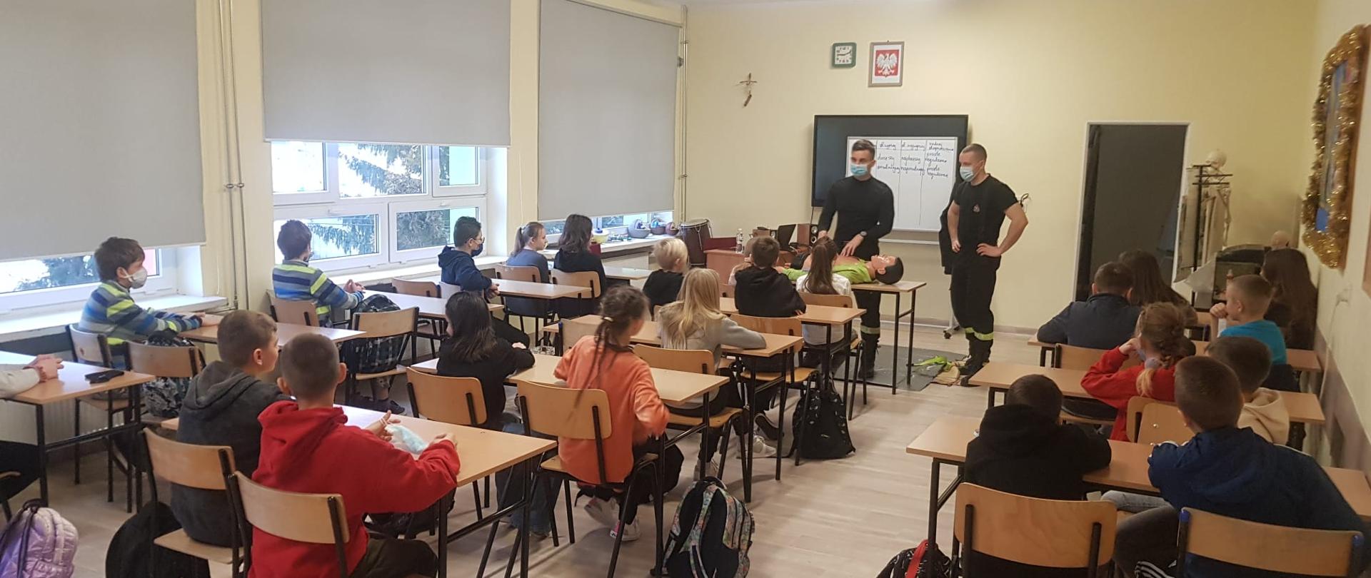 Na zdjęciu funkcjonariusze Komendy Powiatowej Państwowej Straży Pożarnej w Świeciu podczas pogadanki z uczniami ze Szkoły Podstawowej w Grupie w ramach programu Aktywni Błękitni