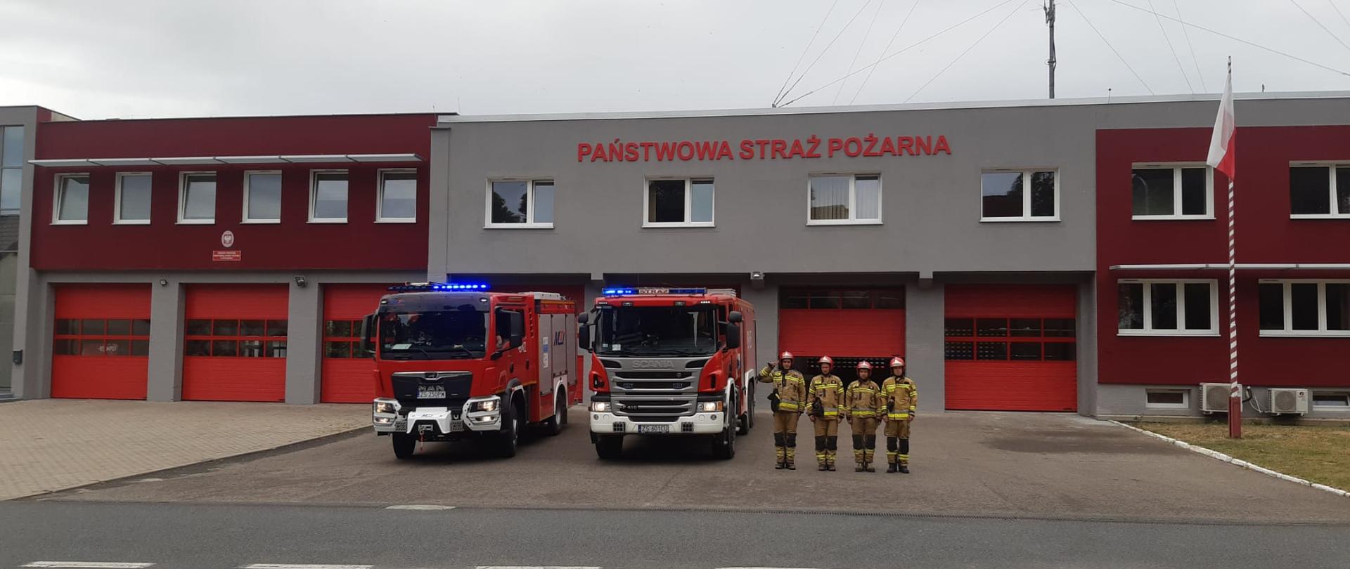 Zdjęcie przedstawia strażaków oddających hołd w rocznicę Powstania Warszawskiego.