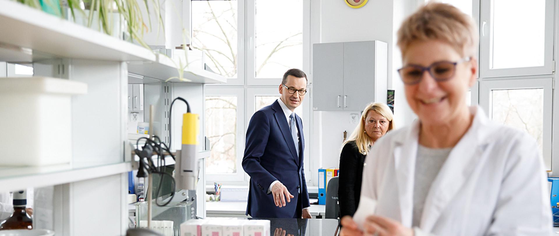Premier podczas zwiedzania laboratorium.