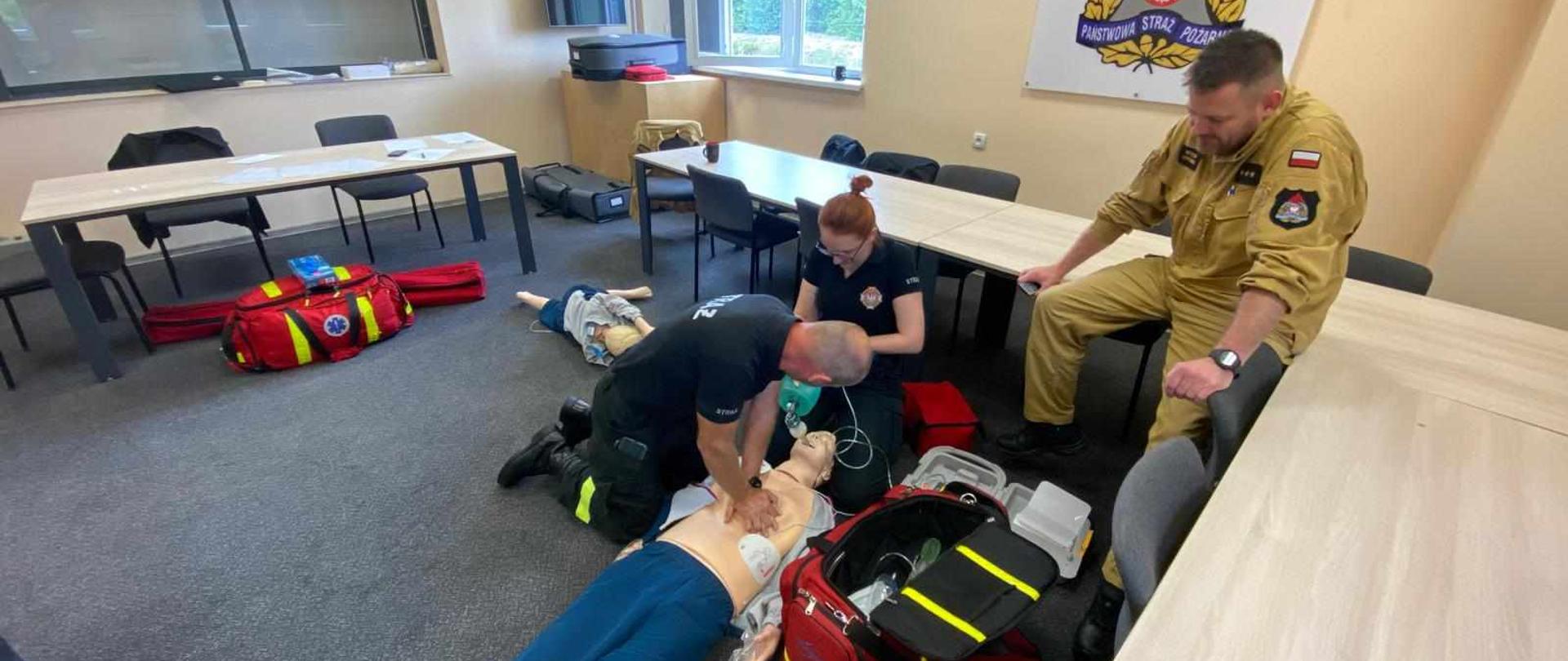 Egzamin recertyfikacyjny z zakresu kwalifikowanej pierwszej pomocy dla druhów jednostek OSP z terenu powiatu obornickiego.