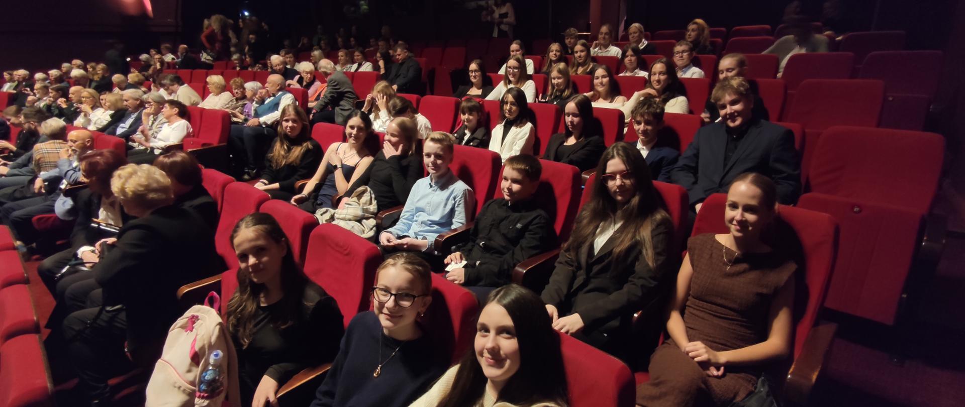 uczniowie na widowni opery